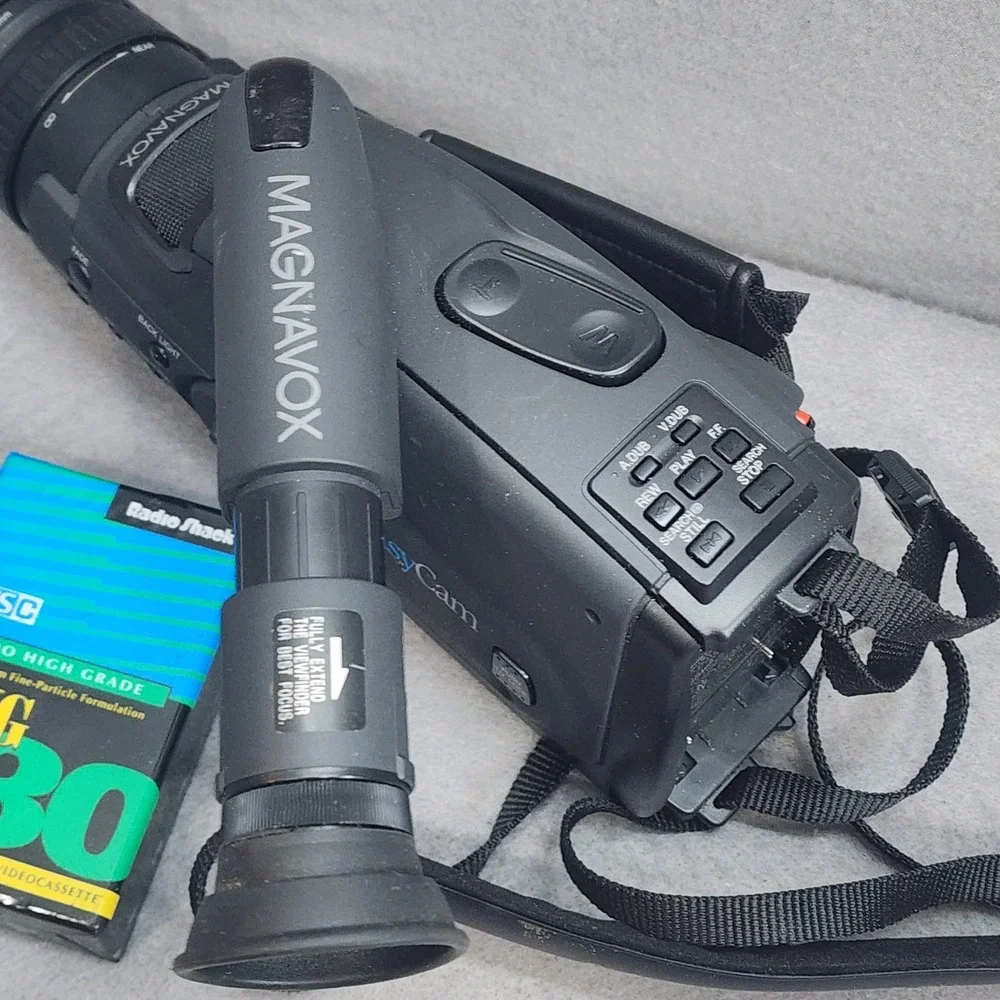 Magnavox EasyCam VHS-C Camcorder CVN610AV01 8:1 Zoom Vintage Video Not Tested